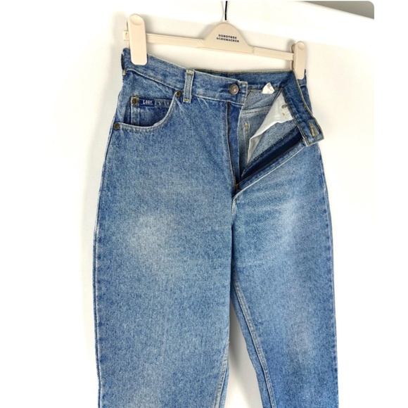 Vintage Lee High Rise Blue Jeans in a Light Blue Stone Wash • Ankle Cut • Small - Picture 9 of 9